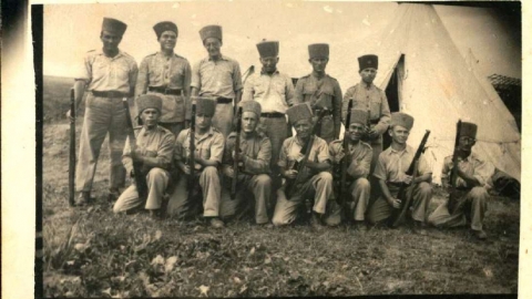 מחנה הצבא - 25.12.37 - יצחקי ישב בצד ימין למטה.jpg